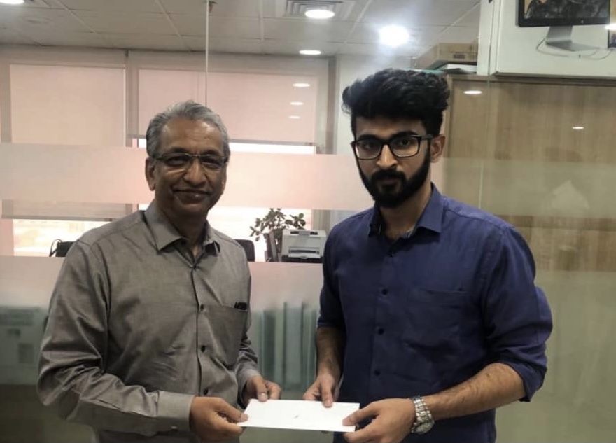 Receiving recognition award at Doha Engineering Services Company