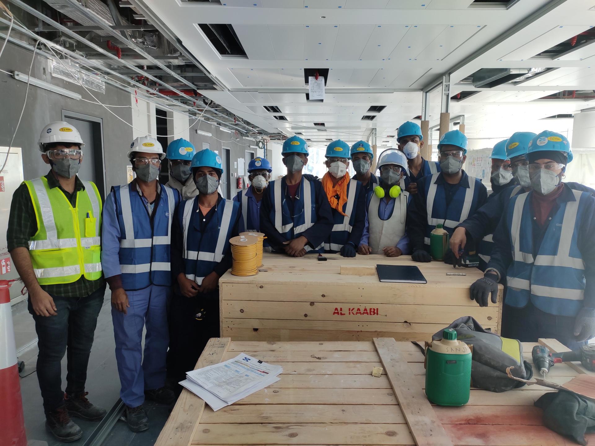 Site-floor toolbox briefing with the installation crew before start of work